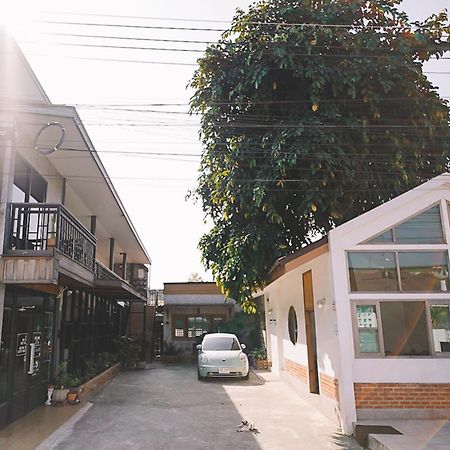 Bed and Breakfast Sleepy House Чианграй Экстерьер фото
